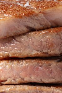 Cortes listos para una barbacoa de atun rojo de almadraba