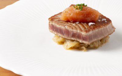 Tarantelo de Atún Rojo Salvaje de Almadraba con crema de zanahoria y repollo