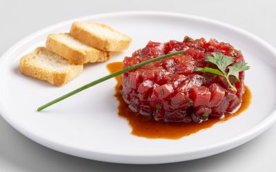 Tartar de Atún Rojo Salvaje de Almadraba con salsa ponzu y crujiente de pan